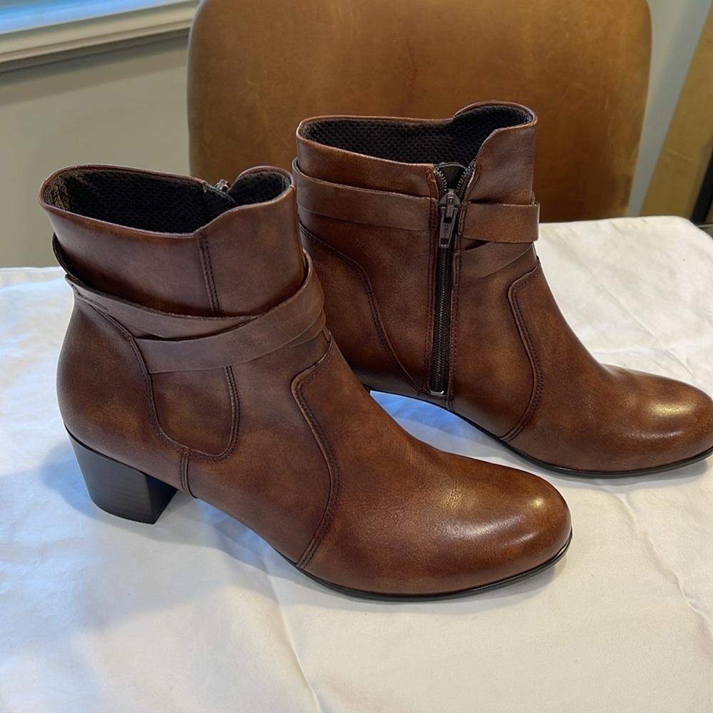 ECCO WOMEN'S SHAPE 35 BOOT -Excellent Condition